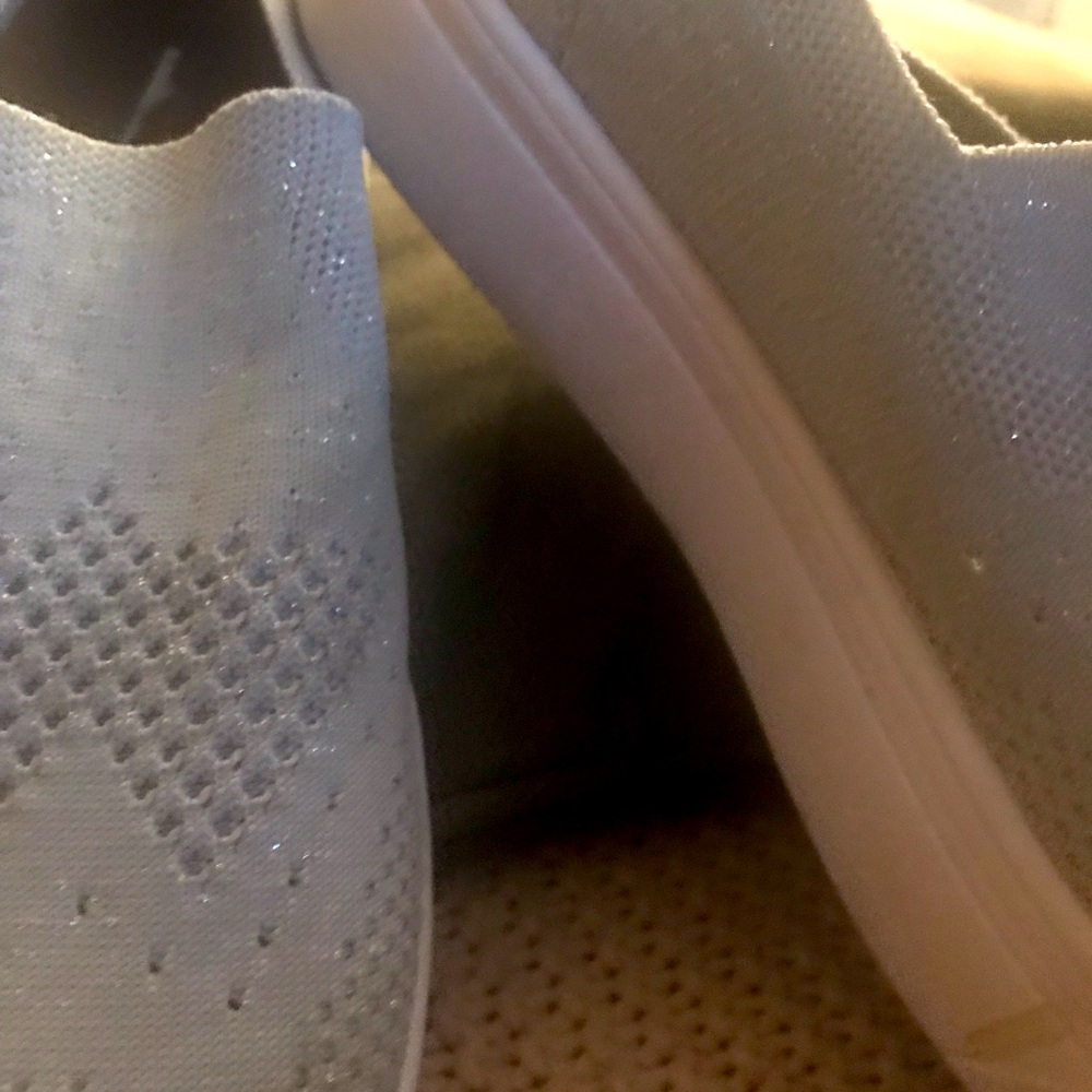 Gray and white sneakers naturalyzer very clean one small stain on thé left